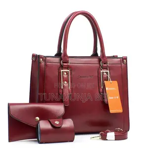 Queen Shoulder Bag