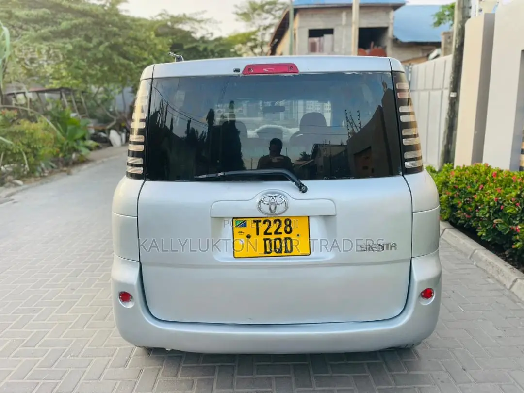 Toyota Sienta 2004 Silver