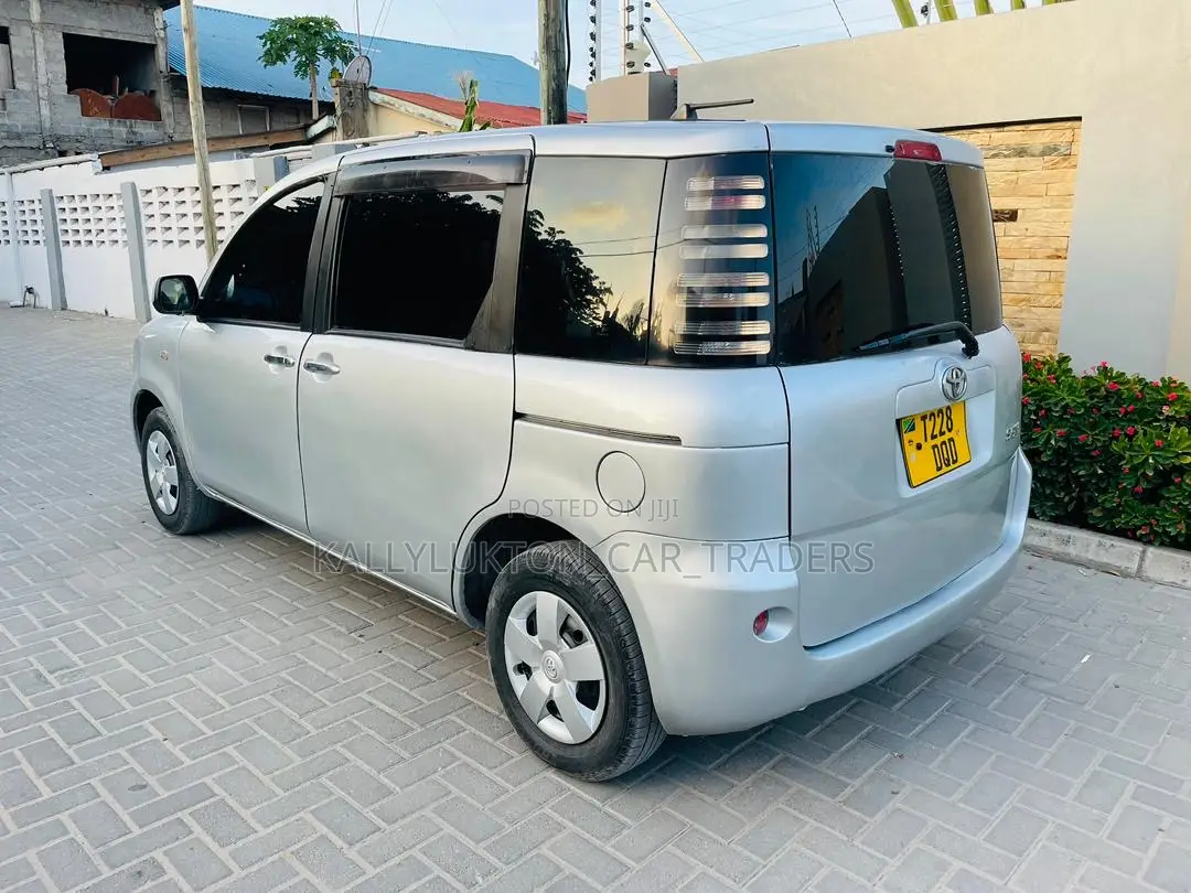 Toyota Sienta 2004 Silver