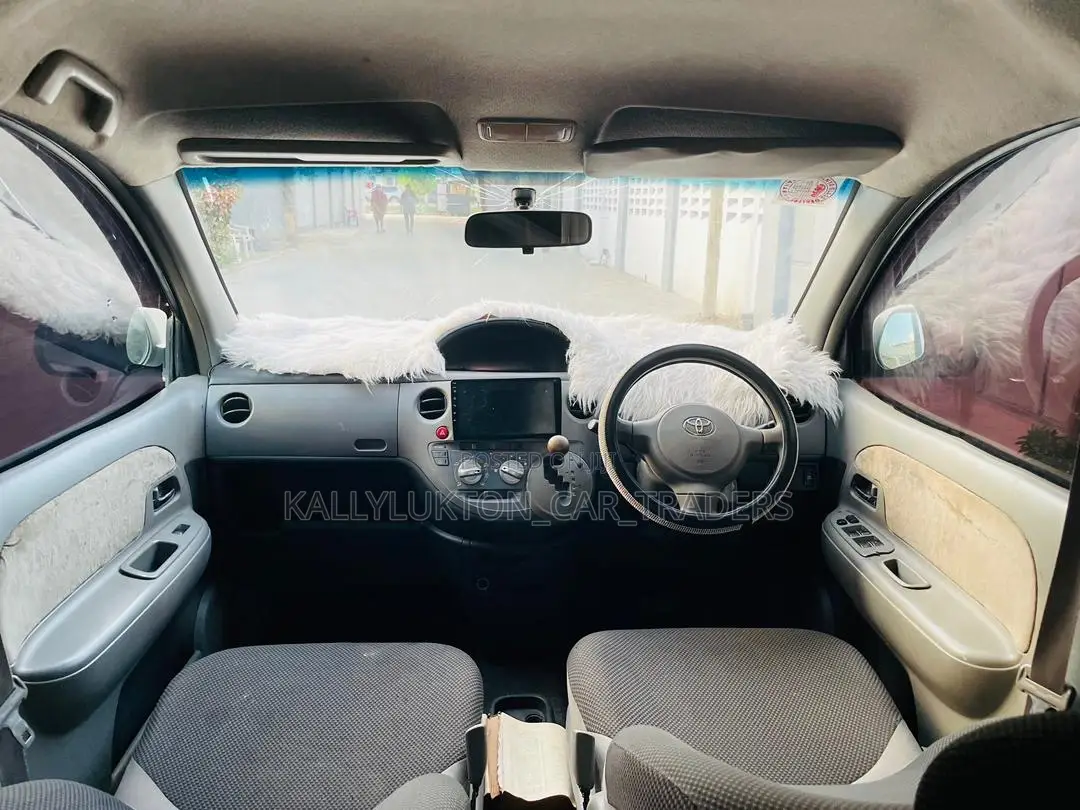 Toyota Sienta 2004 Silver