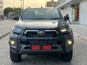 Toyota Hilux 2023 Gray