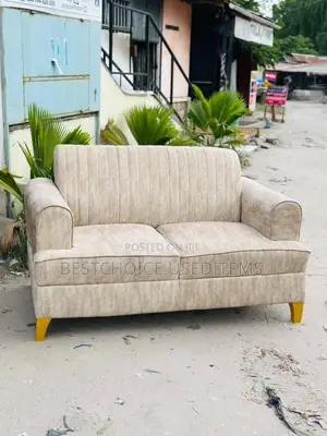 Sofa Used Kidogo La Rangi Inzurii Mno Ujanja Kuwahi