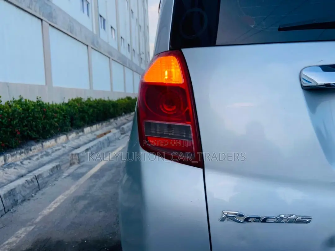 Toyota Ractis 2005 Silver