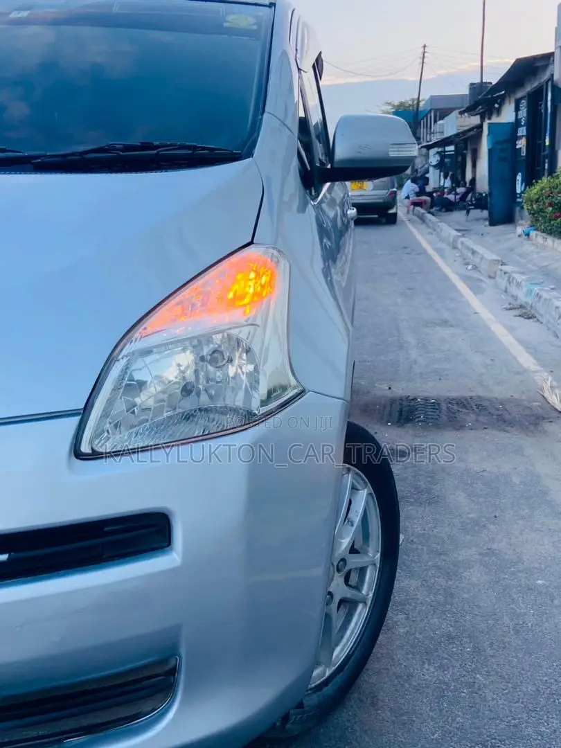 Toyota Ractis 2005 Silver