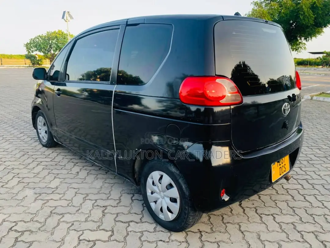 Toyota Porte 2005 Black