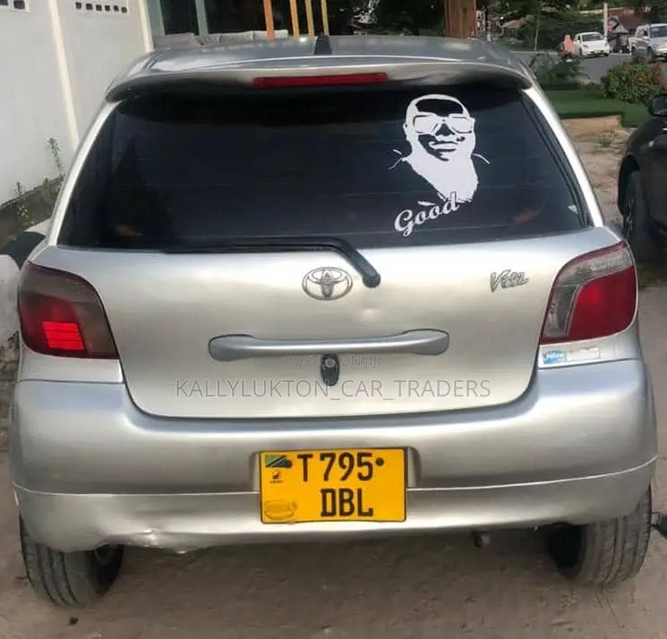 Toyota Vitz 2002 Silver