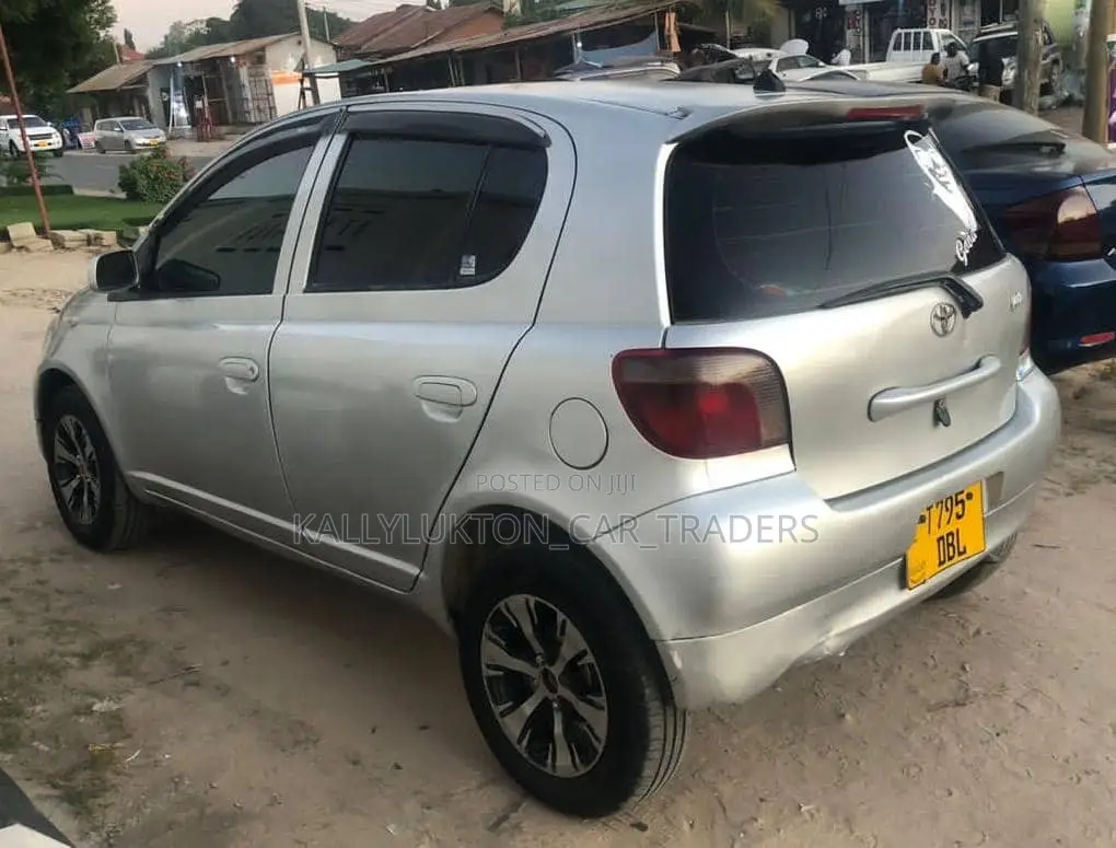 Toyota Vitz 2002 Silver