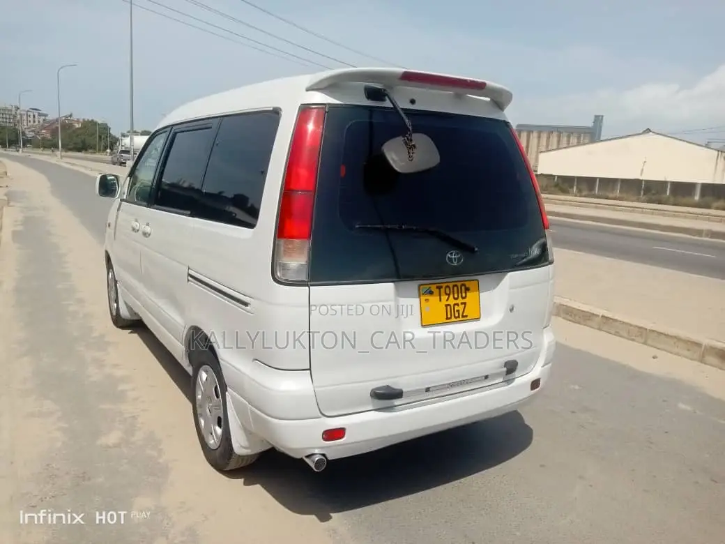 Toyota Noah 2005 White