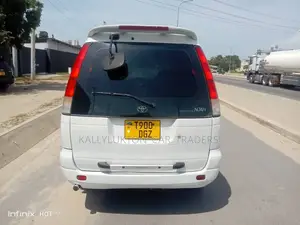 Toyota Noah 2005 White