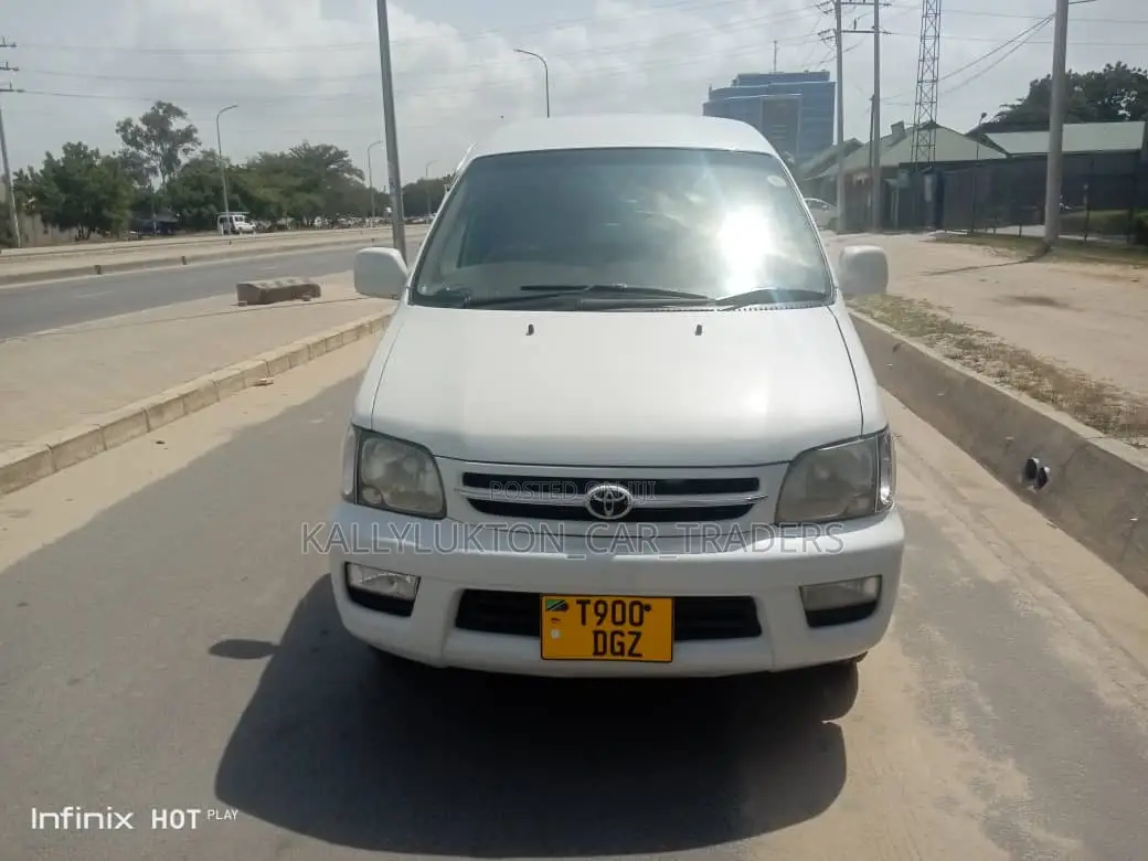 Toyota Noah 2005 White
