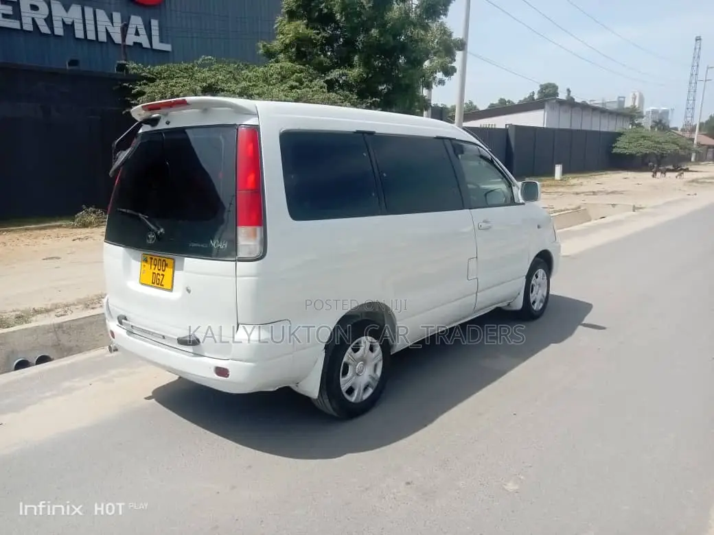 Toyota Noah 2005 White