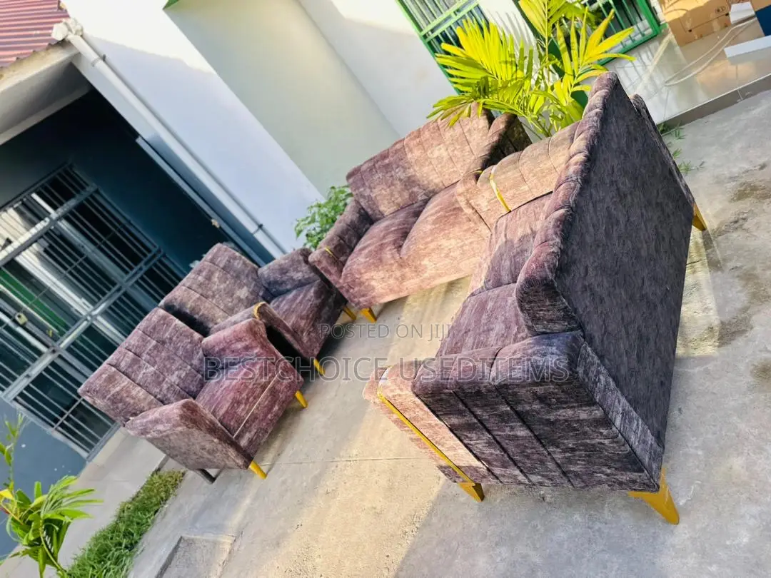 Sofa Set Mpya Kabisa Bado Mpya Mnoo Zimetumika Kidogo