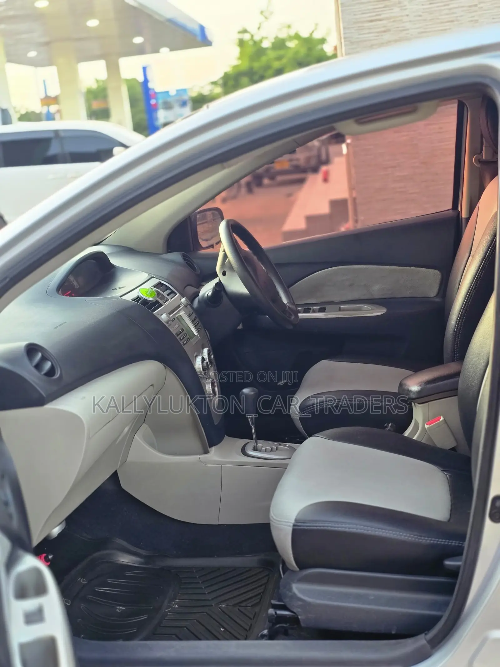 Toyota Belta 2005 Silver