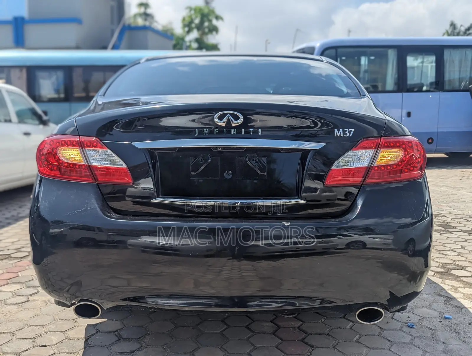 Infiniti M 2012 Black