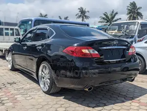 Infiniti M 2012 Black