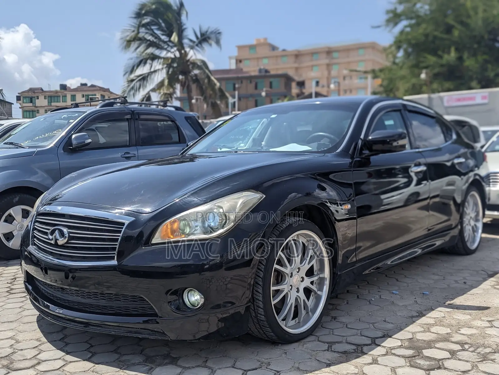 Infiniti M 2012 Black