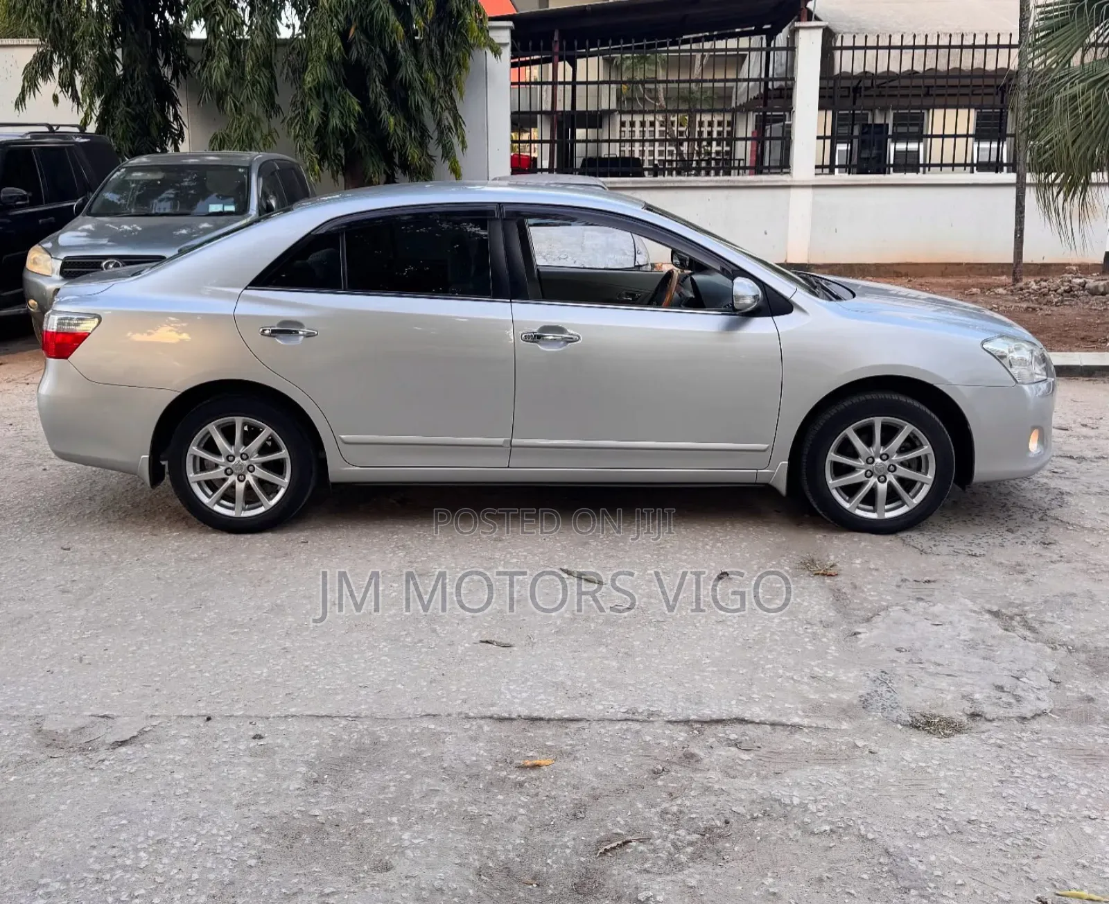 Toyota Premio 2013 Silver