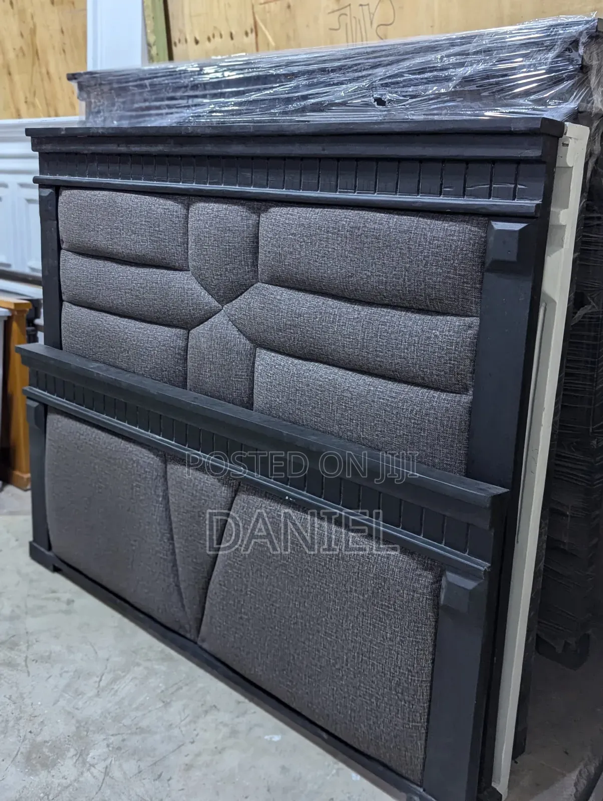 Kitanda Cha Mbao Bond Ya Valvet 5*6 Black