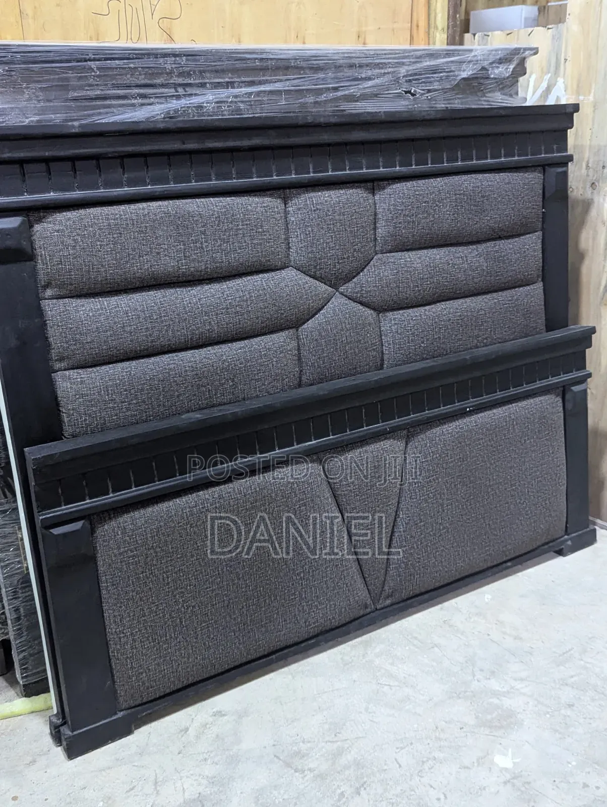 Kitanda Cha Mbao Bond Ya Valvet 5*6 Black