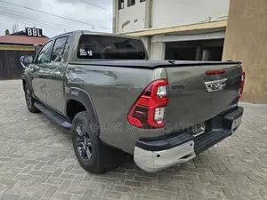 Toyota Hilux 2021 Gold