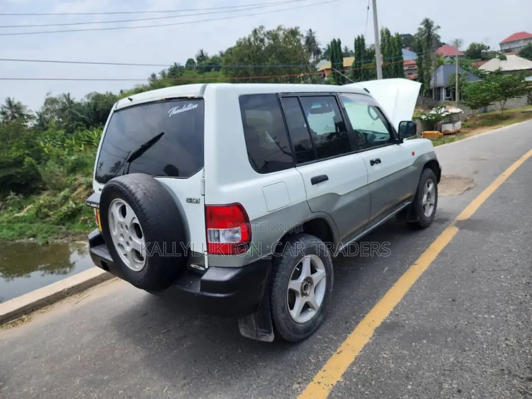 Mitsubishi Pajero 2000 White