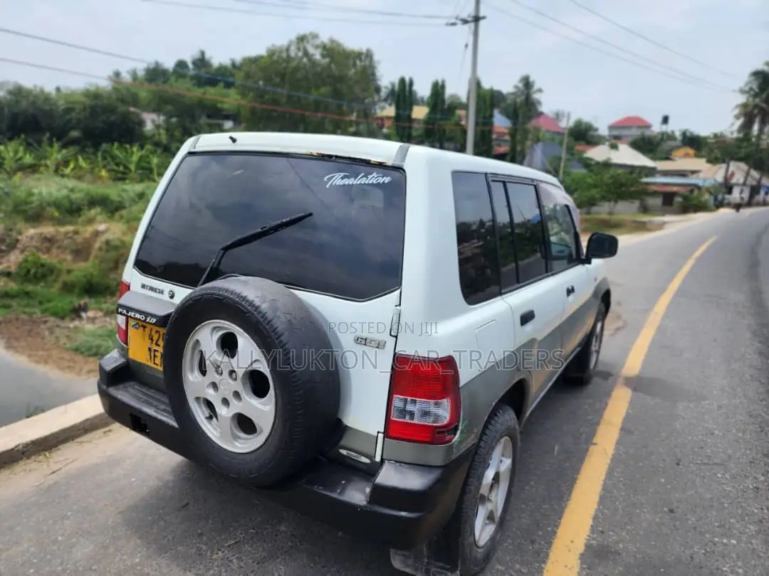 Mitsubishi Pajero 2000 White