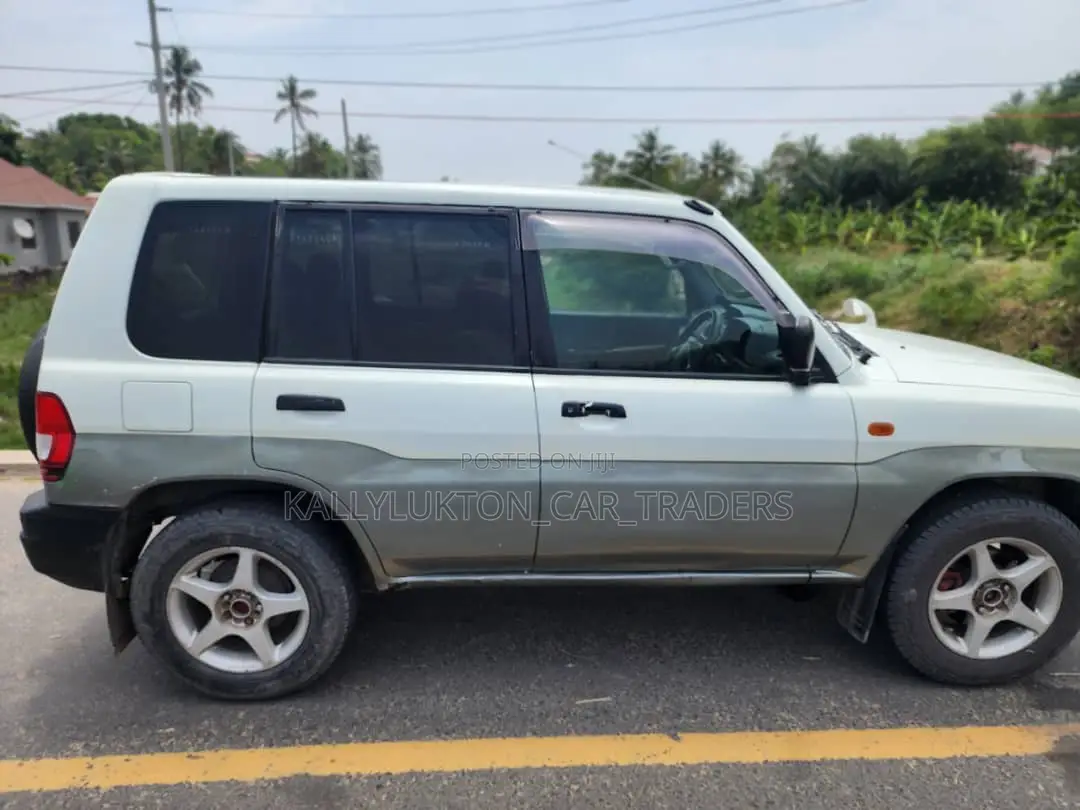 Mitsubishi Pajero 2000 White