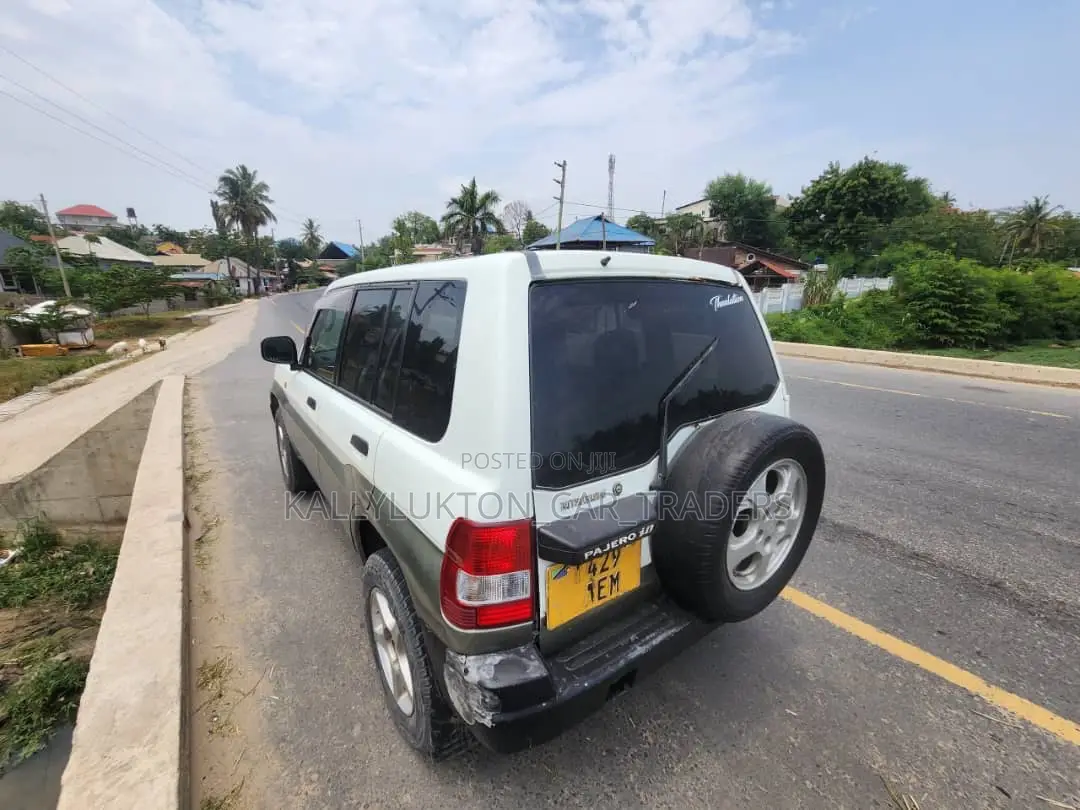 Mitsubishi Pajero 2000 White