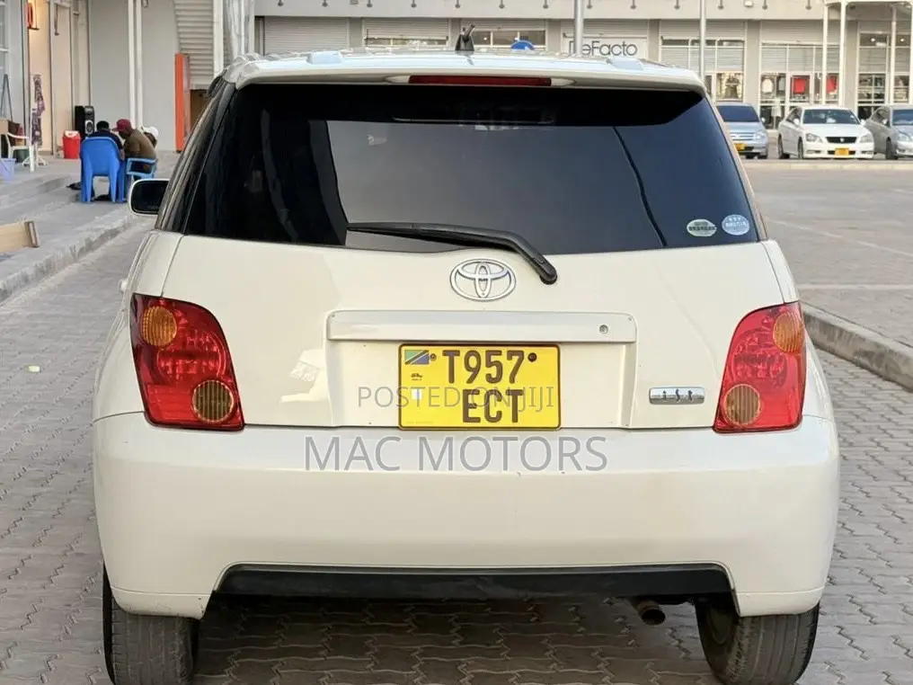 Toyota IST 2009 White