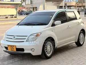 Toyota IST 2009 White