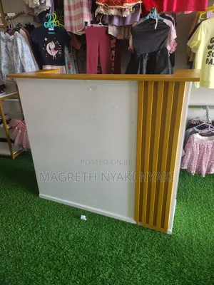 Reception Table Inauzwa