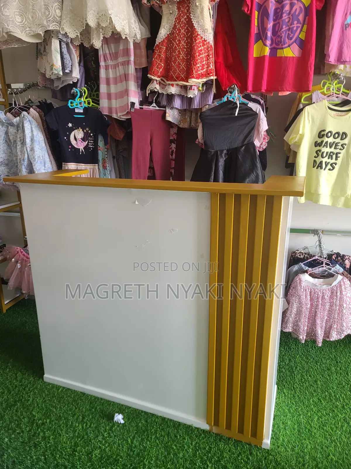 Reception Table Inauzwa
