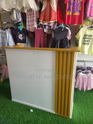 Reception Table Inauzwa