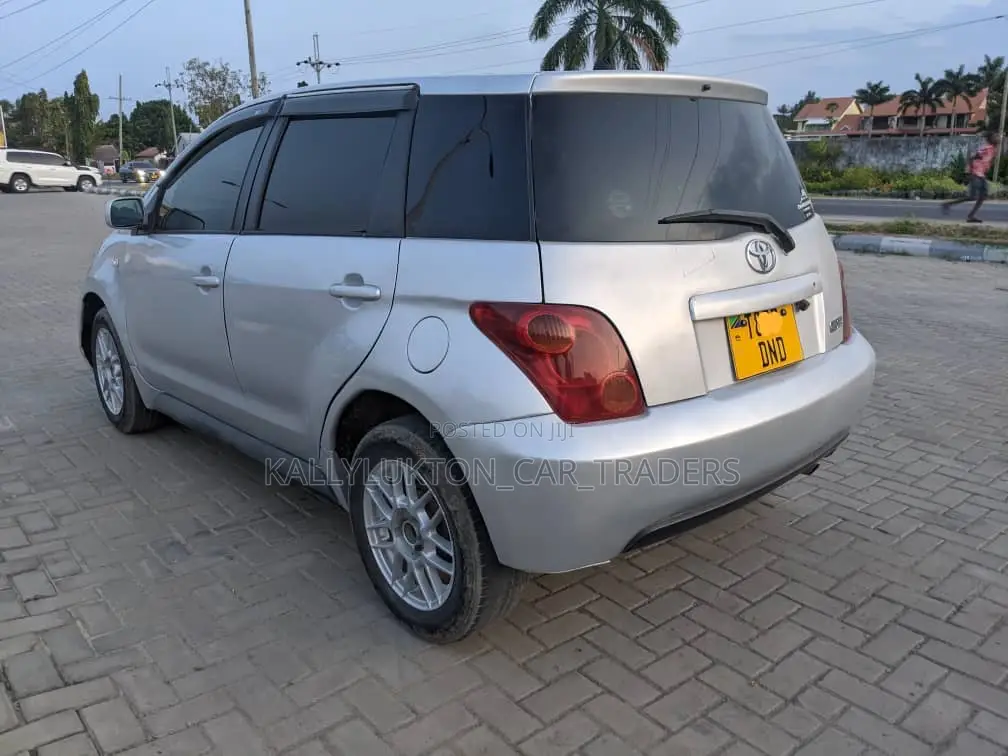 Toyota IST 2005 Silver