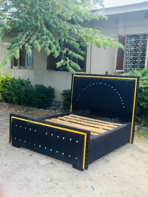 5/6 Bedsofa Nzurii Mnoo Imetumika Kidogo Sana