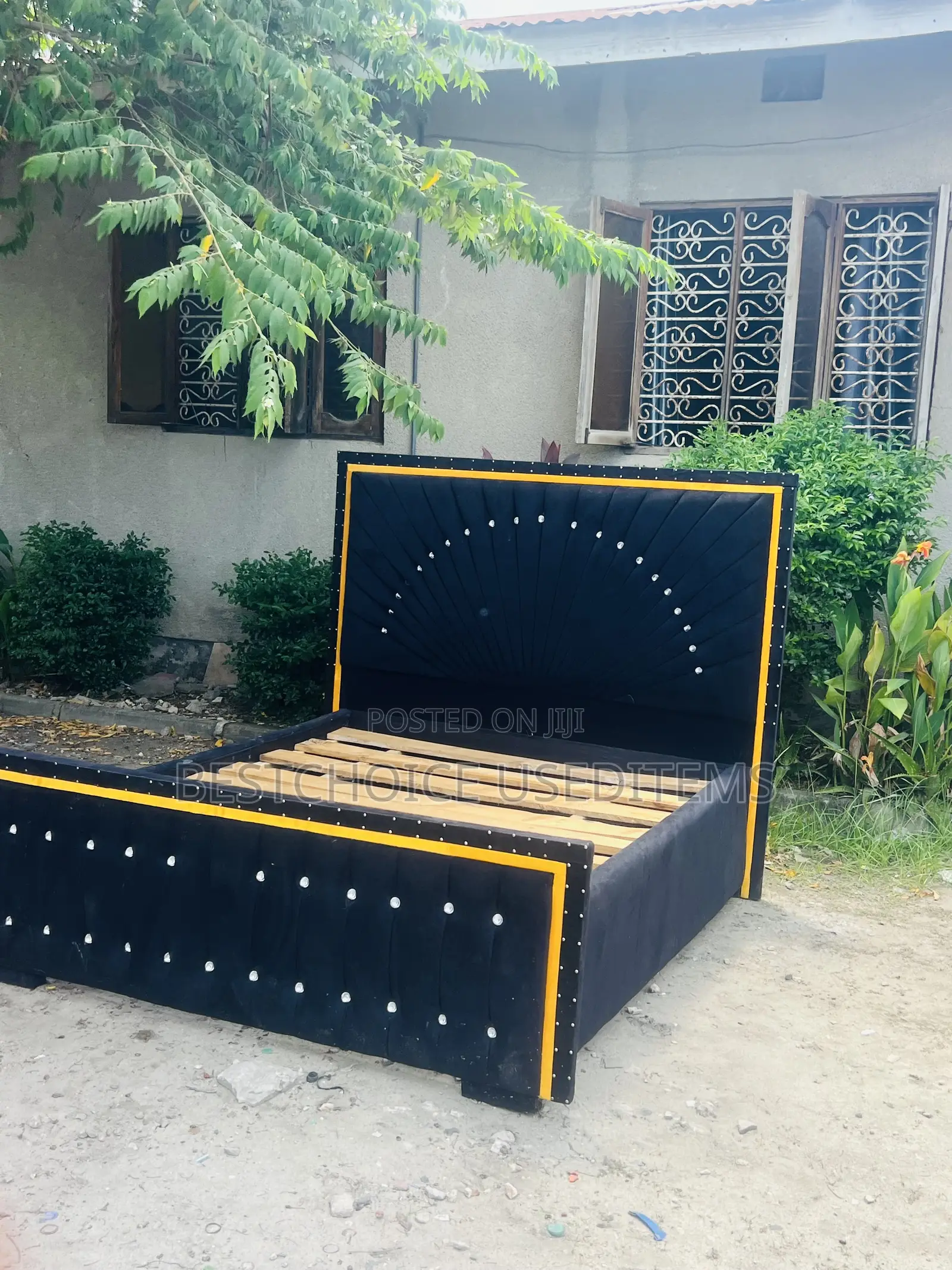 5/6 Bedsofa Nzurii Mnoo Imetumika Kidogo Sana