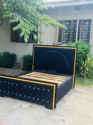 5/6 Bedsofa Nzurii Mnoo Imetumika Kidogo Sana