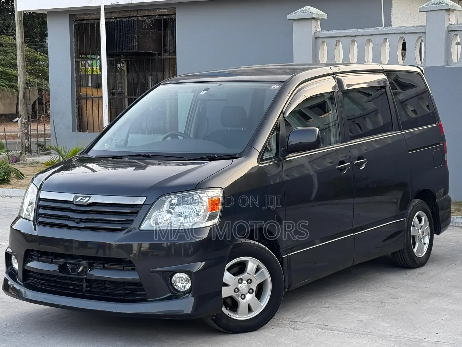 Toyota Noah 2004 Black