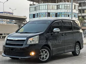 Toyota Noah 2.0 143hp AWD (7 Seater) 2008 Black