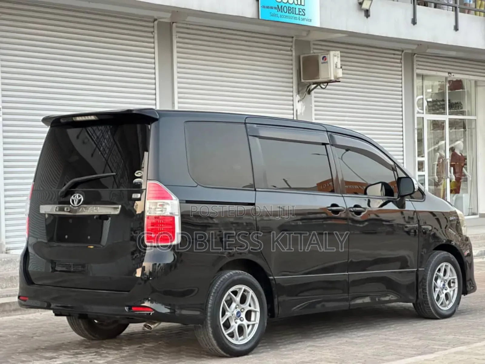 Toyota Noah 2.0 143hp AWD (7 Seater) 2008 Black
