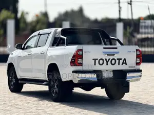 Toyota Hilux 2023 White