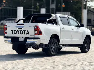 Toyota Hilux 2023 White