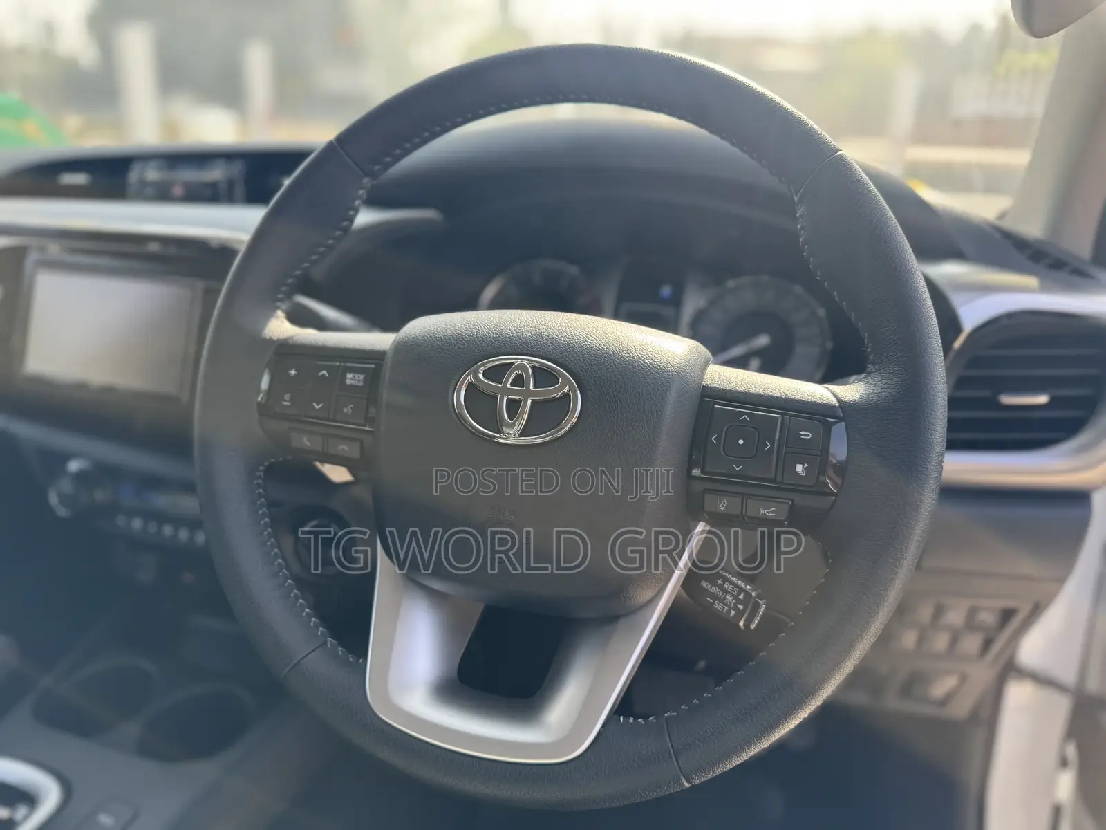 Toyota Hilux 2023 White