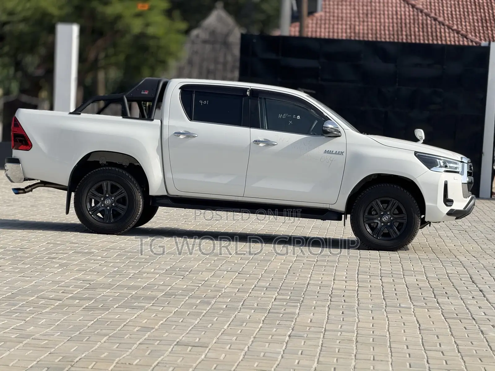 Toyota Hilux 2023 White