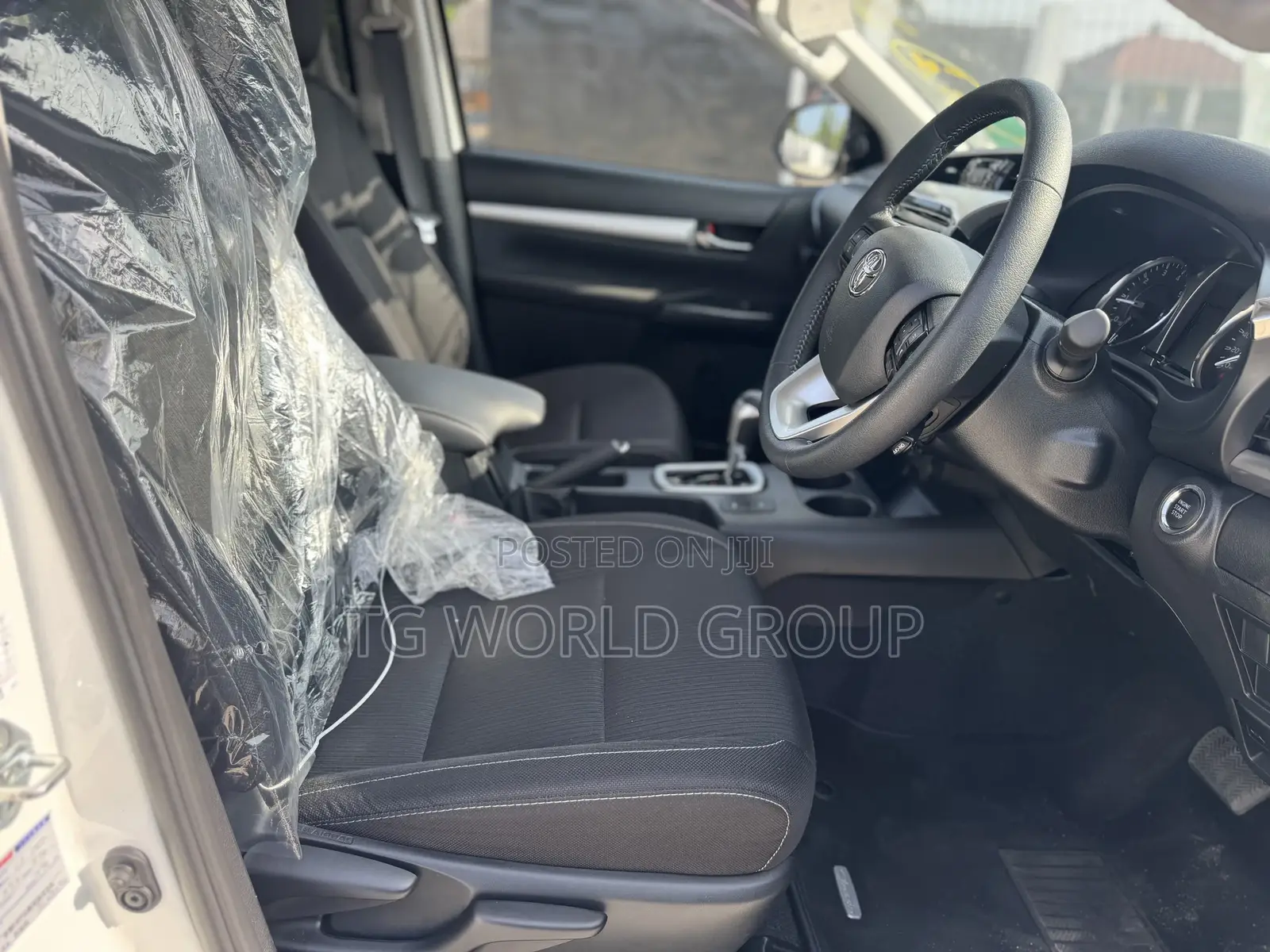 Toyota Hilux 2023 White
