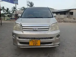 Toyota Noah 2.0 FWD (8 Seater) 2005 Gold