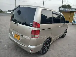 Toyota Noah 2.0 FWD (8 Seater) 2005 Gold