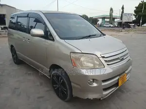 Toyota Noah 2.0 FWD (8 Seater) 2005 Gold
