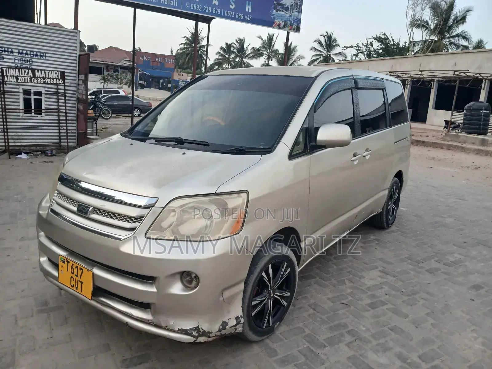 Toyota Noah 2.0 FWD (8 Seater) 2005 Gold
