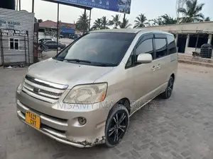 Toyota Noah 2.0 FWD (8 Seater) 2005 Gold